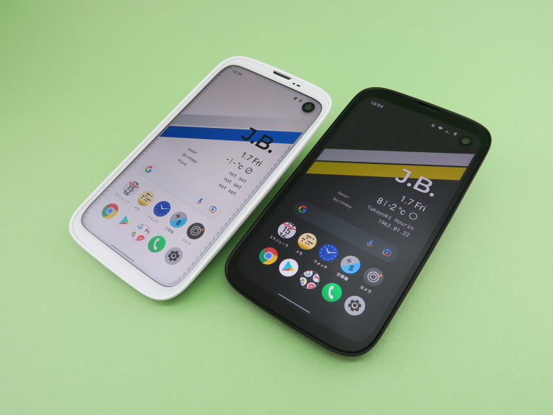 ホワイト（左）とブラック（右）の2色展開。本体前面も本体と同じカラー