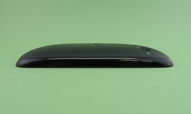 左側面にはシーソー式音量キーを備える。背面のラウンド具合いがよくわかる