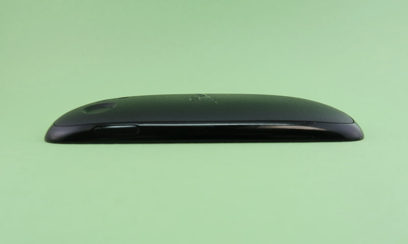 右側面はSIMカードスロットを備える