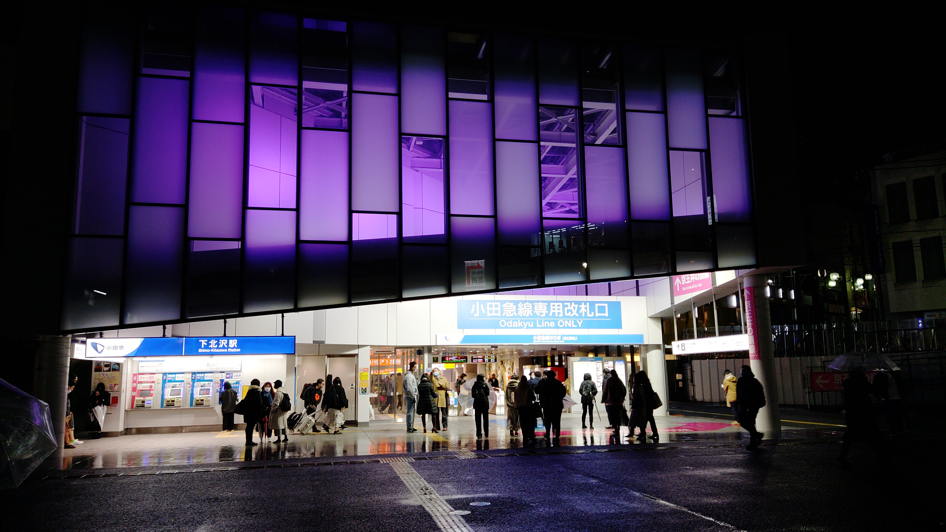 夜の駅を撮影。やや周囲が暗くなってしまっている
