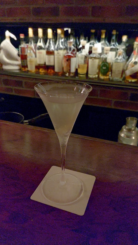 同じ薄暗いバーで撮影したが、こちらは明るさが足りないのか、手前側にかなり感度を上げたときのノイズが出てしまっている