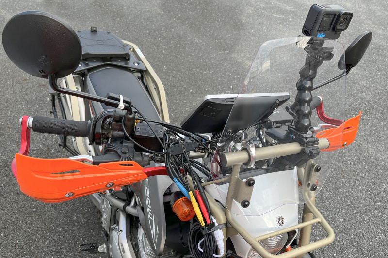 250ccオフロードバイクのハンドル付近にGoPro10を取り付けた