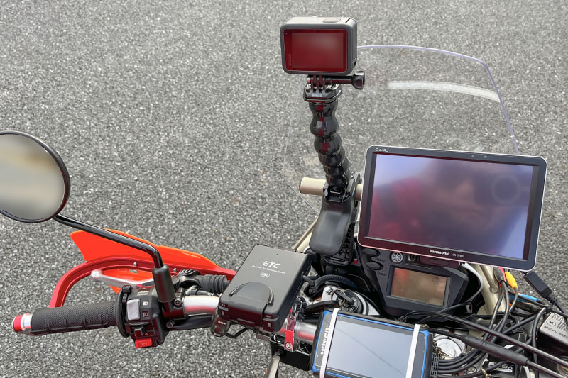 ハンドル手前から見た様子。GoPro10を支えているアームの前方にはスクリーン（風防）がある