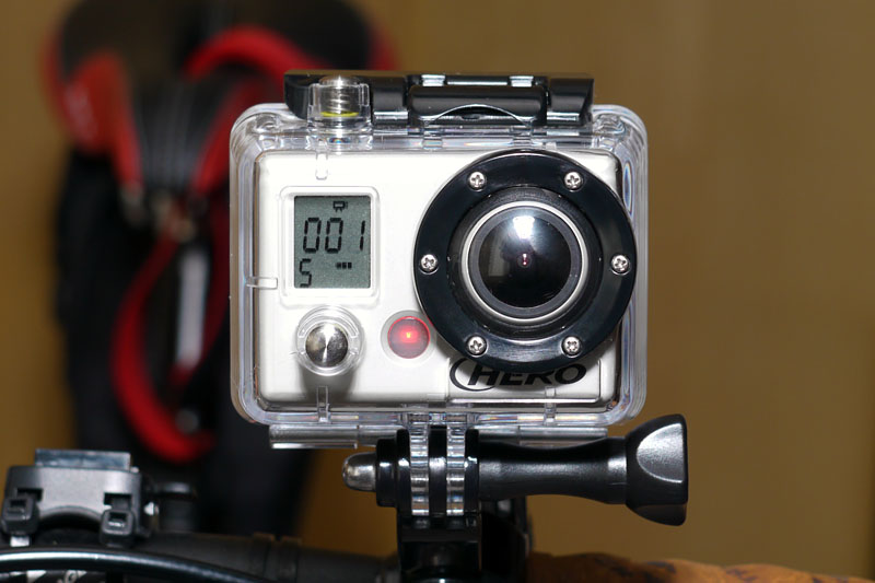 12年前に買ったGoPro社製アクションカムのHD HERO Naked。映像をモニターできるディスプレイなどはなく、ボタン類は超固く、慣れないと現在の動作状況もよくわからないという、非常に現場風味溢れるオンボードカメラであった