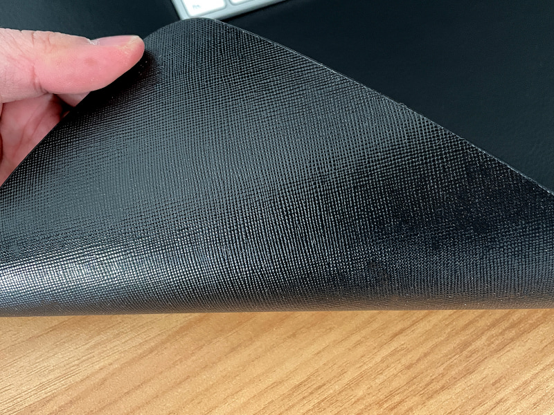 裏面にはビニールの滑り止め付き。デスクマットごとズルッとずれたりはしません。