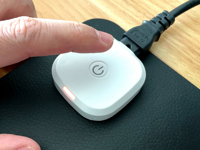 スイッチはタッチパッド式。赤(強)→緑(中)→青(弱)の3段階に温度を調節できるようになっています。