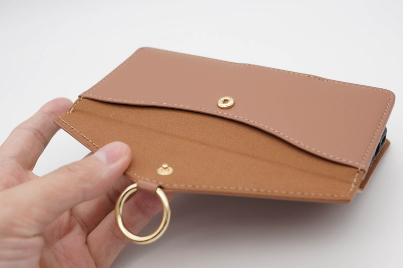 封筒を開けるようにすると、薄いポケットがある。紙やカードが入れられる