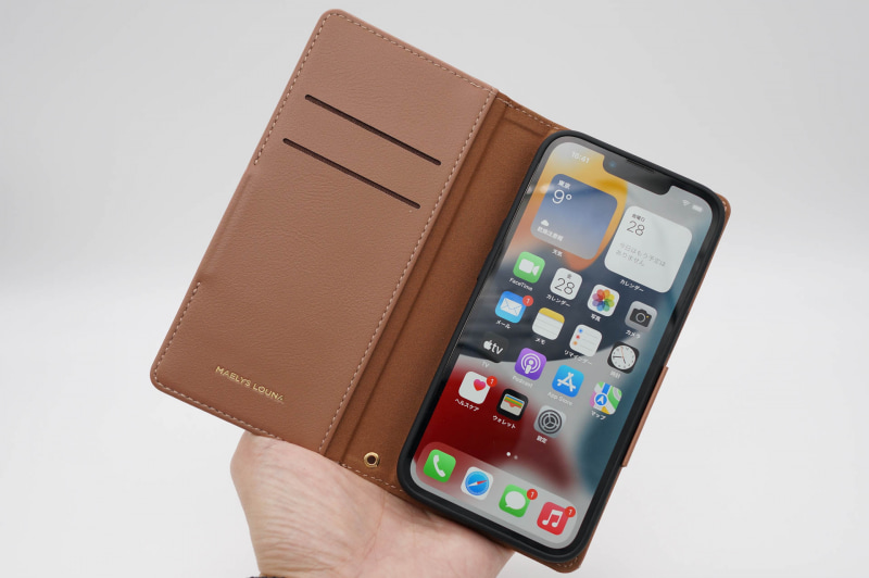 フリップを開いたところにもカード入れがある