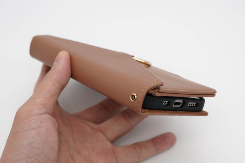 ヒンジ部分にハトメがあり、ストラップを取り付ける事ができる