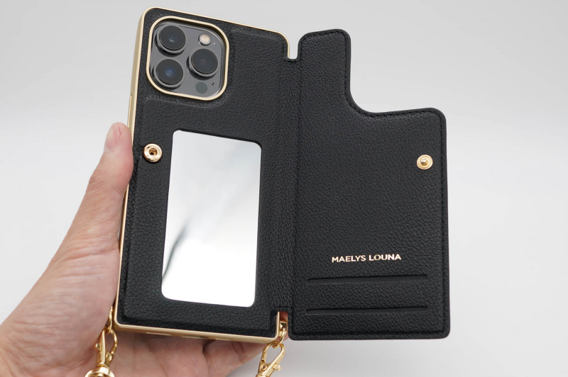 背面フリップの中にカードポケットと鏡がある