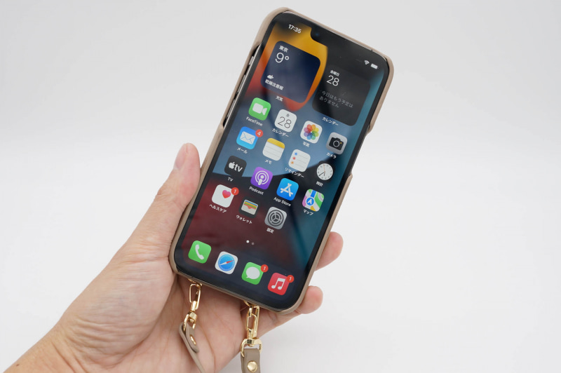 表側。フリップがなく、ジャケットもシンプル構造なのでコンパクト