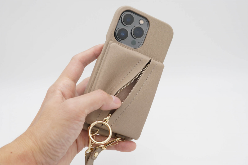 ジッパー付きのポケット。そこそこ入る