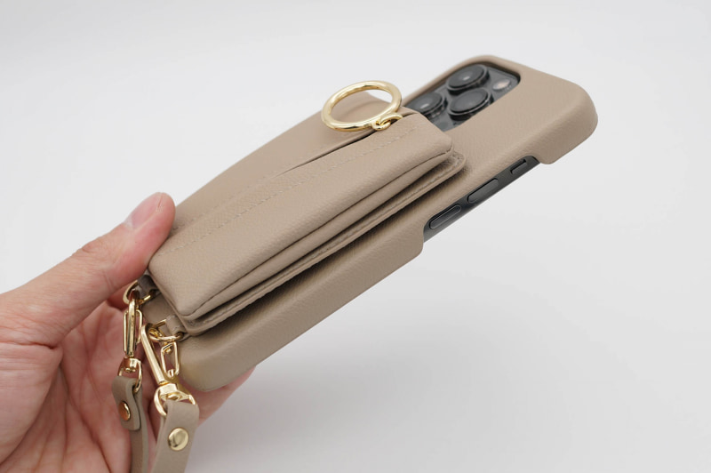 ポケット容量が大きめなので全体は厚め