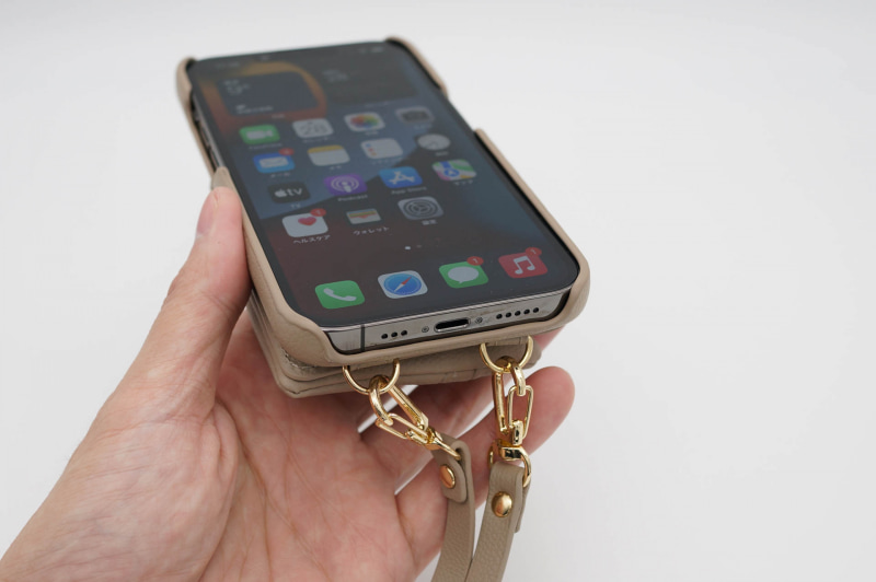 ジャケットケース部は四隅だけでiPhoneを固定するタイプなので端子やボタンにアクセスしやすい