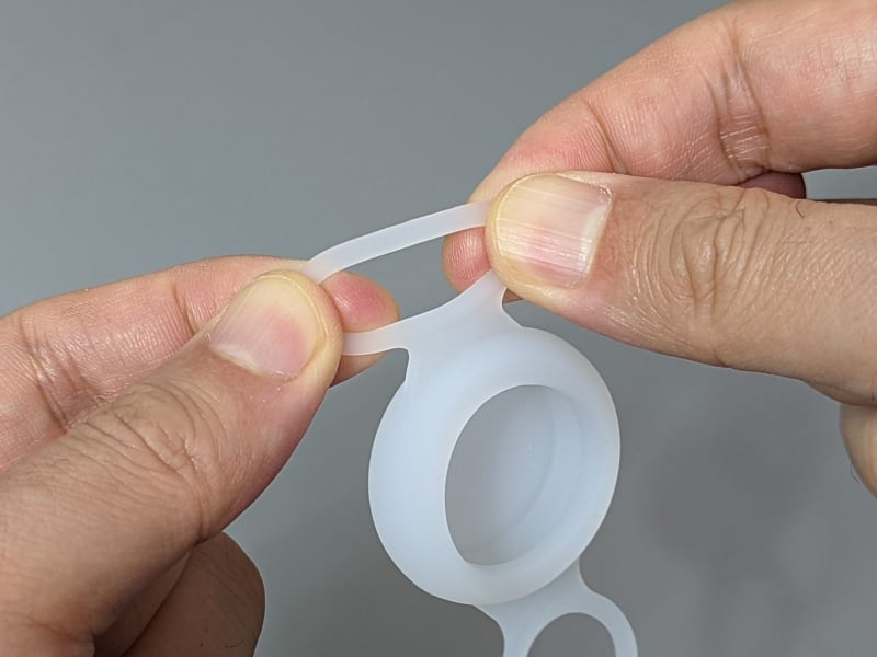 素材はシリコンで、輪ゴムにあたる部分は引っ張って伸ばすことができる