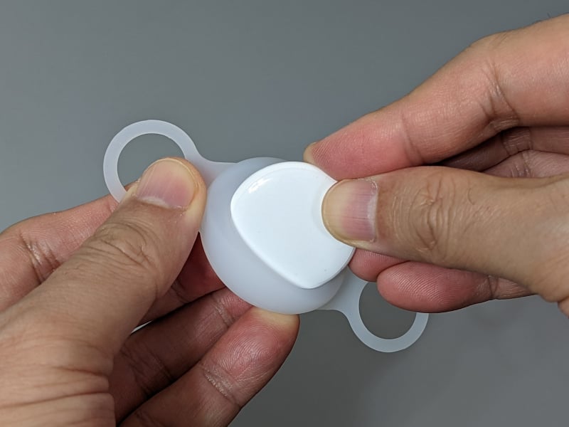 まずはAirTagを本体に取り付ける。指先で押し込めば簡単に挿入できる