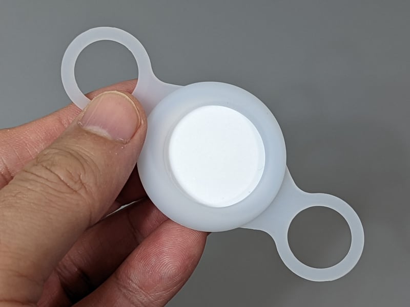 挿入完了。白い面＝スピーカーのある側が露出した状態になる