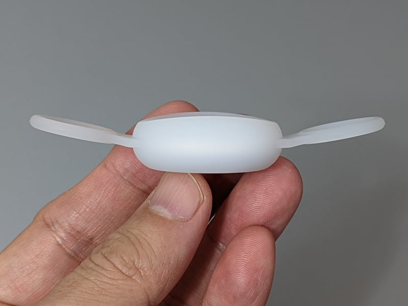 横から見たところ。AirTag自体に厚みがあるため、そこそこ分厚い