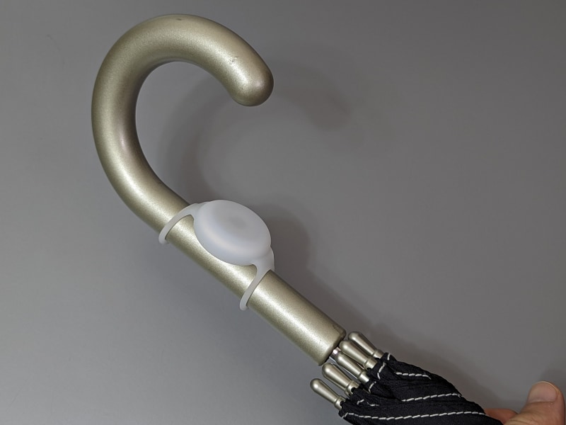 傘に取り付けた状態。固定されるのでタグのようにブラブラすることがない