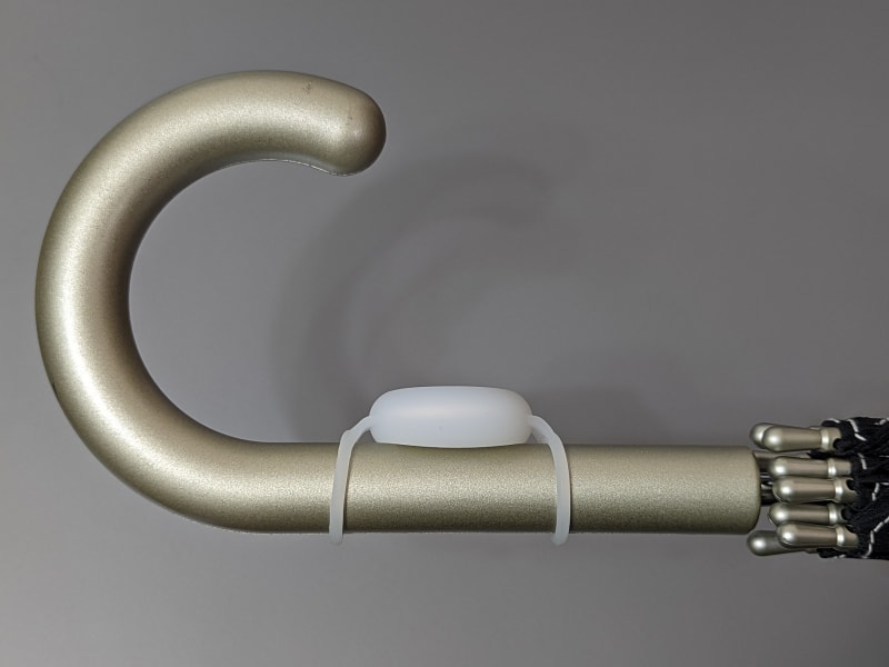 横から見たところ。ここでは持ち手の内側に来るよう取り付けているが、反対側のほうが邪魔にならないかもしれない