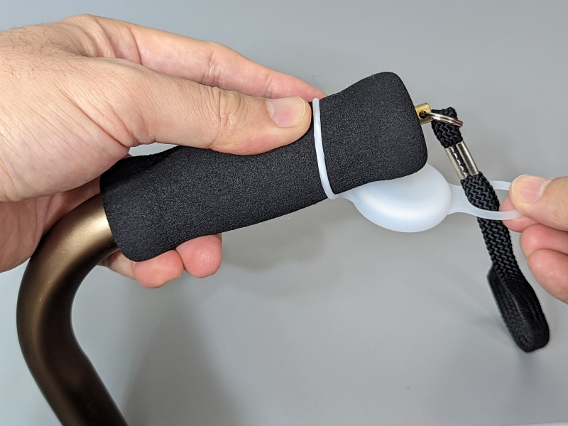 杖などに取り付ける場合、先端部にグリップがあると通せない場合があるので要注意だ