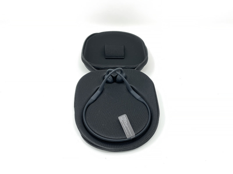 キャリングケースが同梱。非常に軽く柔らかい本体は雑に扱うと壊してしまいそうなので、こちらに入れて保護するのが良さそうです