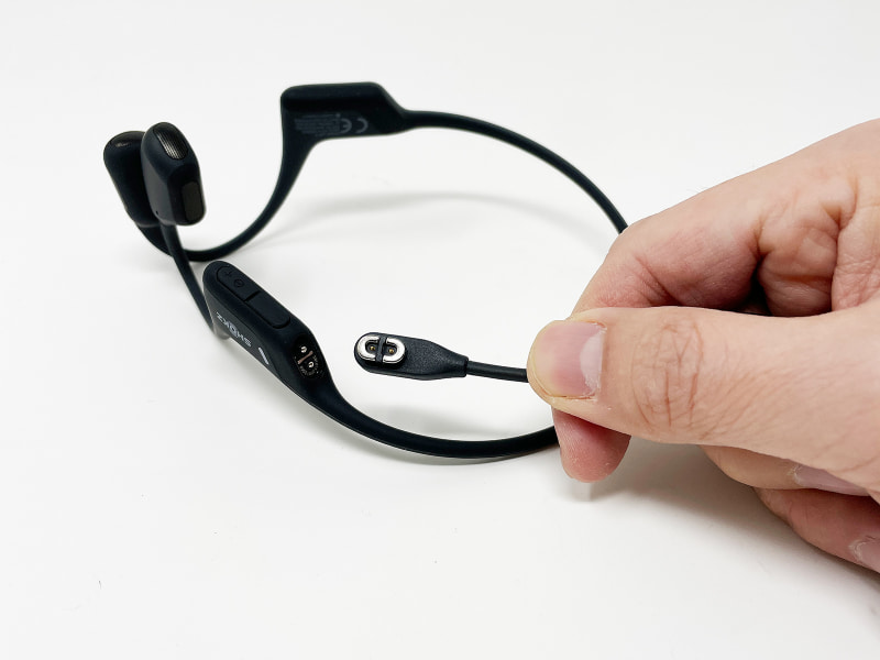 充電は専用のアダプターを用います。5分の充電で1.5時間使用できる急速充電に対応しているとのこと