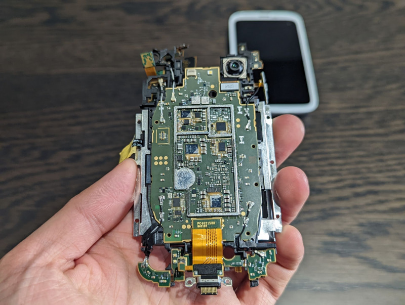 「BALMUDA Phone」の基板