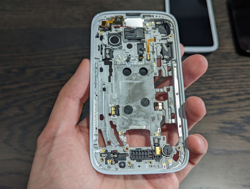 「BALMUDA Phone」のフレーム