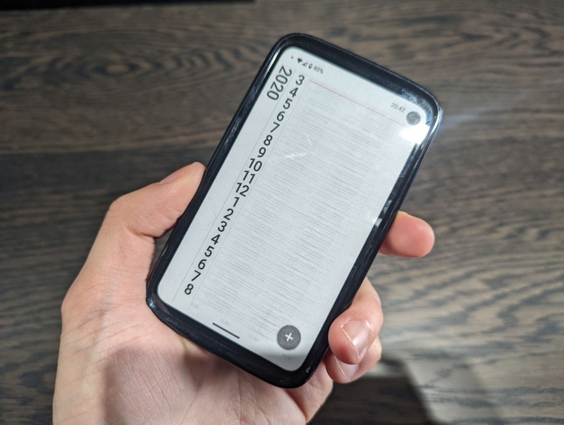 「BALMUDA Phone」のモック。実際の製品より縁が太い