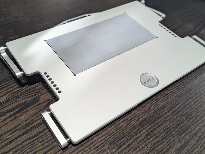 バルミューダによる、パソコン用の台