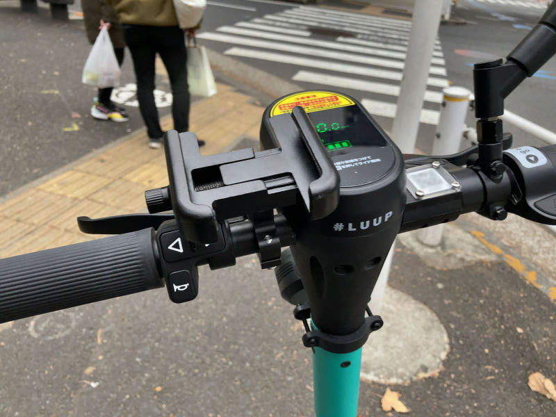 ハンドル部にはスマホホルダーがある。走行中の操作は当然厳禁