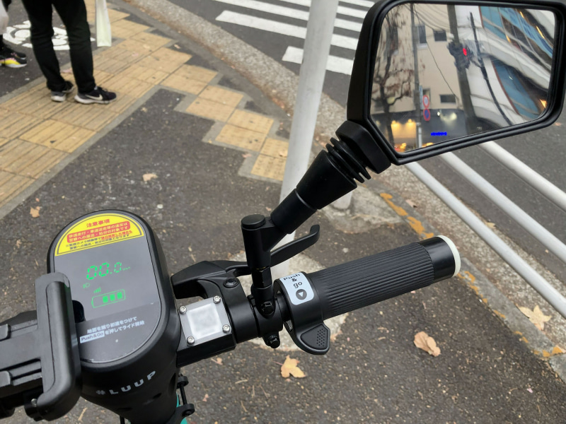 右側にはアクセルレバーとミラー