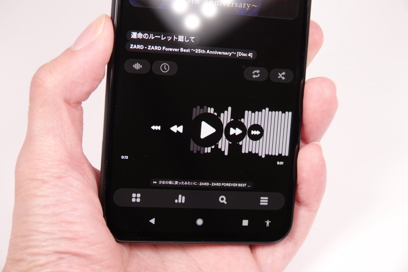 写真ではまったく伝わらないがちゃんと止まるし再生できる。指紋センサースワイプで曲送り・戻しみたいな機能が欲しい