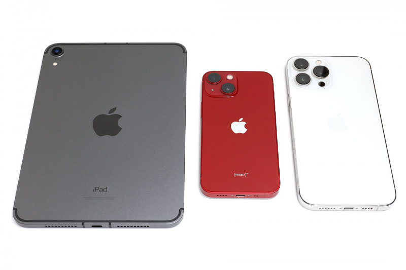 左から、iPad mini 6、iPhone 13 mini、iPhone 13 Pro Max。現在はこれら3台を併用している