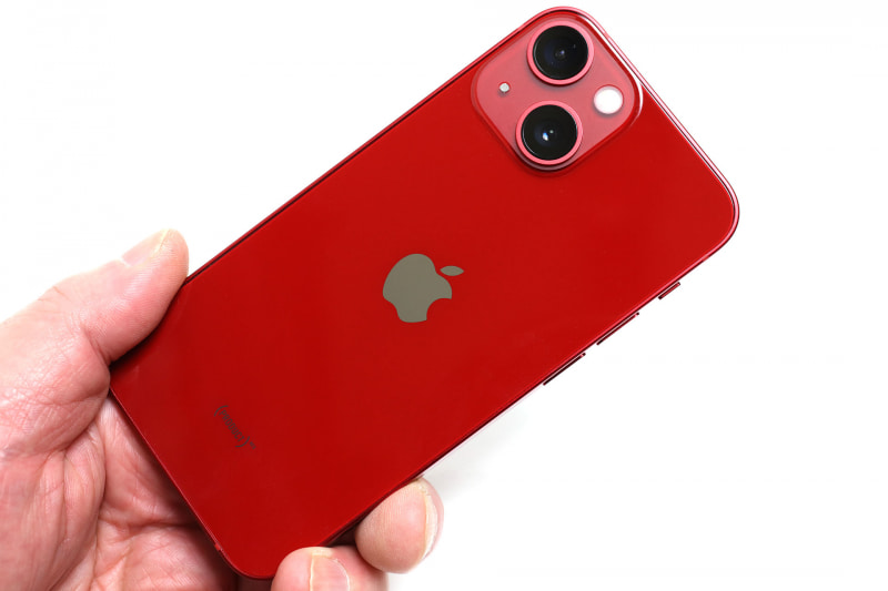 2022年にしては比較的に小さなスマートフォンと言えるiPhone 13 mini。デカい端末ばかり使っていた俺において「この小さな端末に俺の大切なモバイル要素が全部入っちゃった」という点で、なんかこ〜サイズと重要性にギャップ萌えが生じるのであった