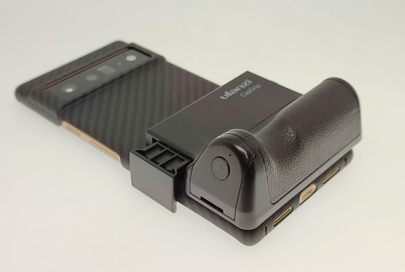 キャップグリップは扁平なスマホを立体的で操作性の高い撮影機材に変貌させてくれる