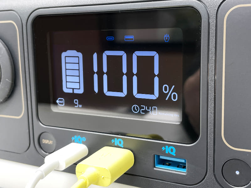 充電中は残り容量や残りの電池容量が表示されます。