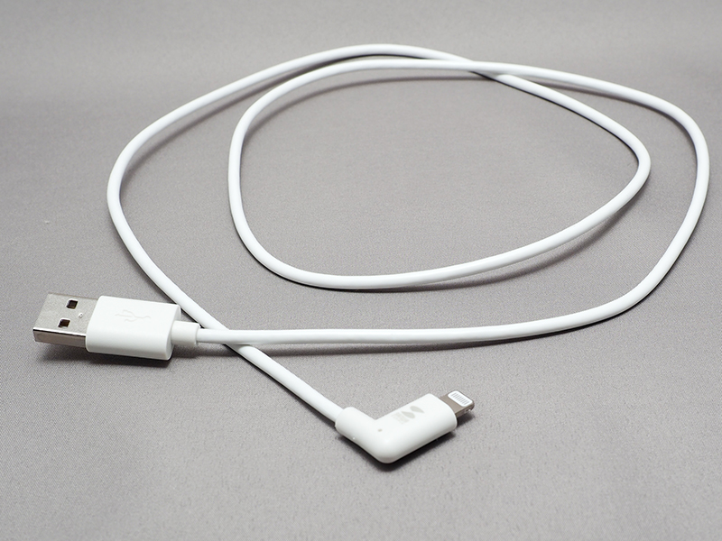 両端はライトニング端子と、USB-A。ケーブル長は1m、MFi認証済みだ