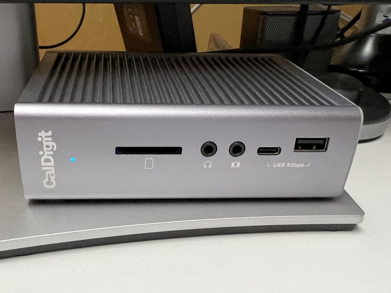 接続しているUSBドックの電源ランプも点灯しっぱなし。暗いと青い光がミョーに目立って気持ち悪い〜