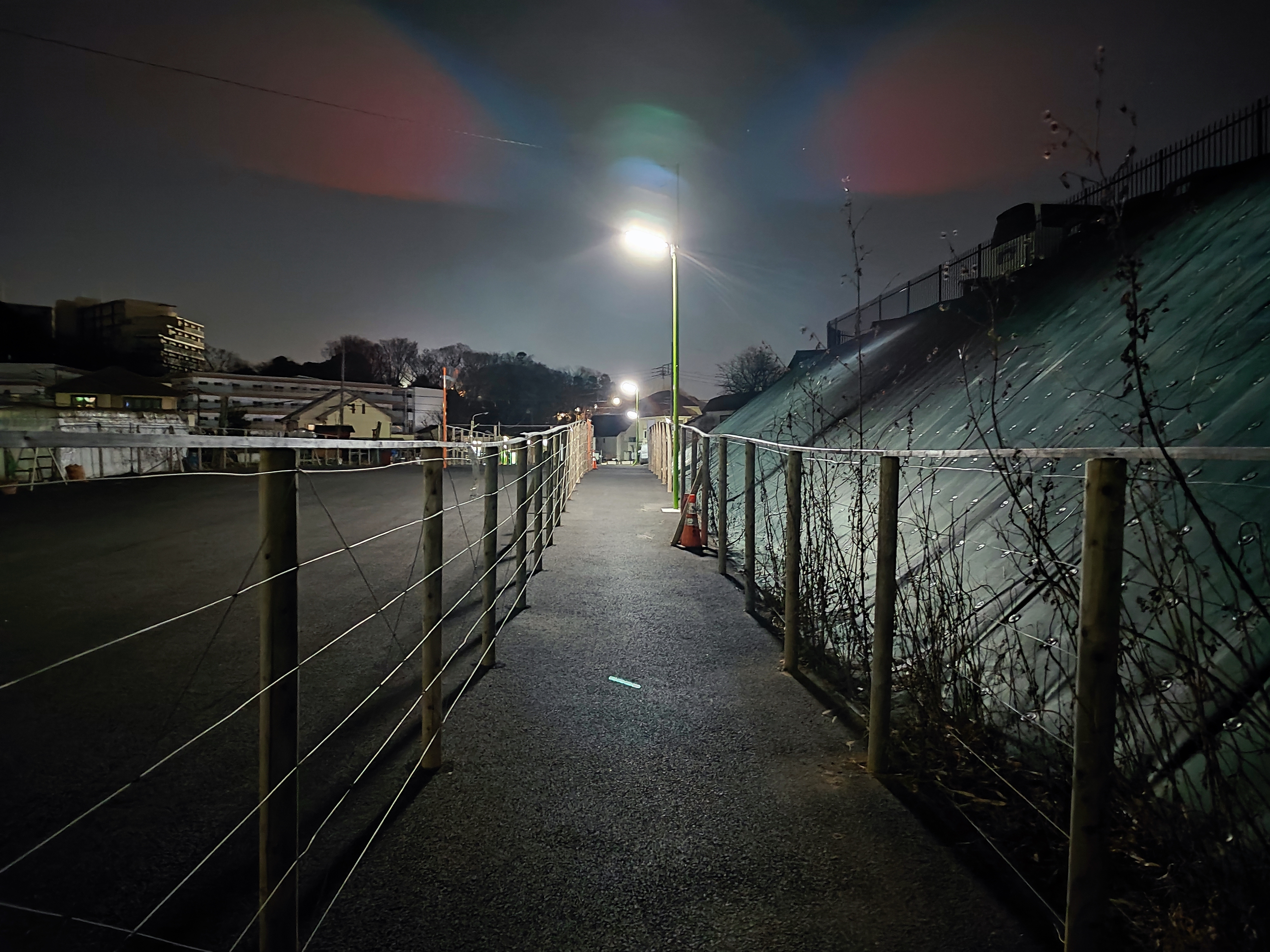 夜間の仮設道路を、街灯がフレーム内に入るように撮ってみた。色づいたフレアが光源付近に発生し、ちょっと難しいカットになった。強い光源には気をつけたい