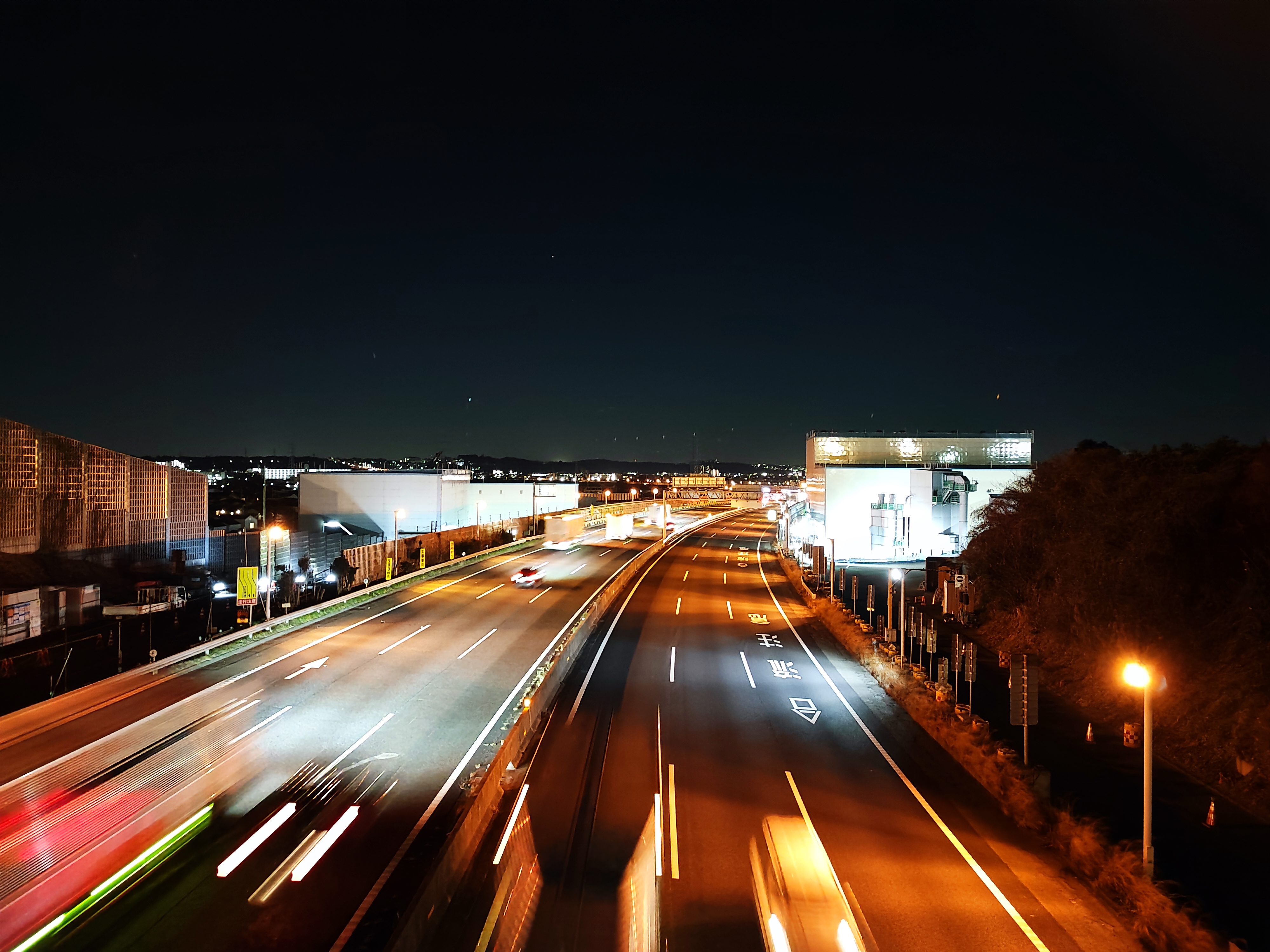 「プロ」モードでシャッター優先モードにして、夜の東名高速道路を俯瞰で撮影した。走行中のクルマをヘッドライトの光跡とともにイメージどおりに撮ることができた。空部分に浮かぶのは星ではなく、残念ながらヘッドライトや街灯のゴーストである