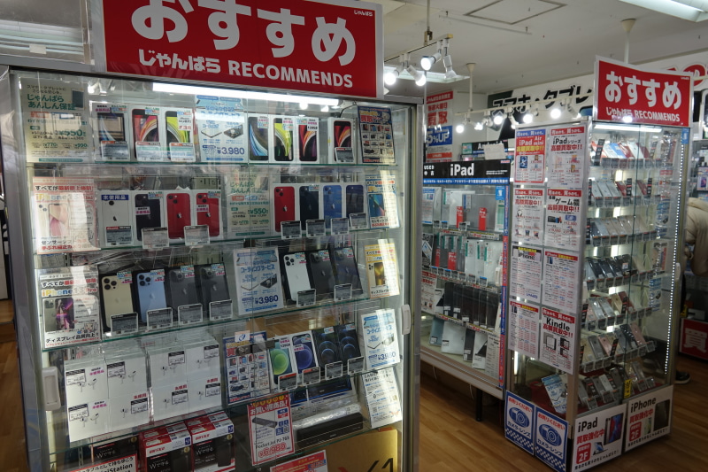 最新機種や人気機種が並ぶじゃんぱら秋葉原5号店の店頭。商品の回転が速く新商品が次々に並ぶ理由は、買い取りから販売までのスピードにあった