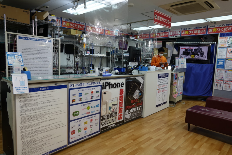 じゃんぱら秋葉原5号店の2階にある買取カウンター。査定を待つための、待ち合いスペースも用意されている