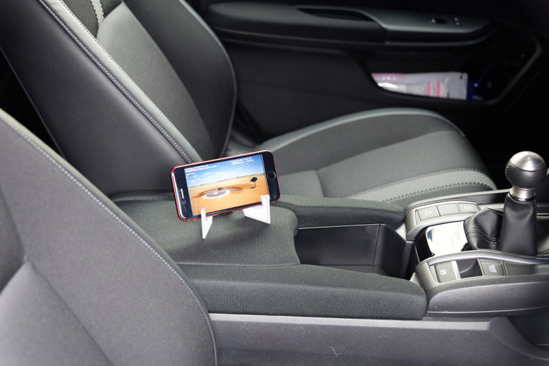 車内で休憩中、肘掛けに置いて動画を見るときなんかにも活躍してくれる