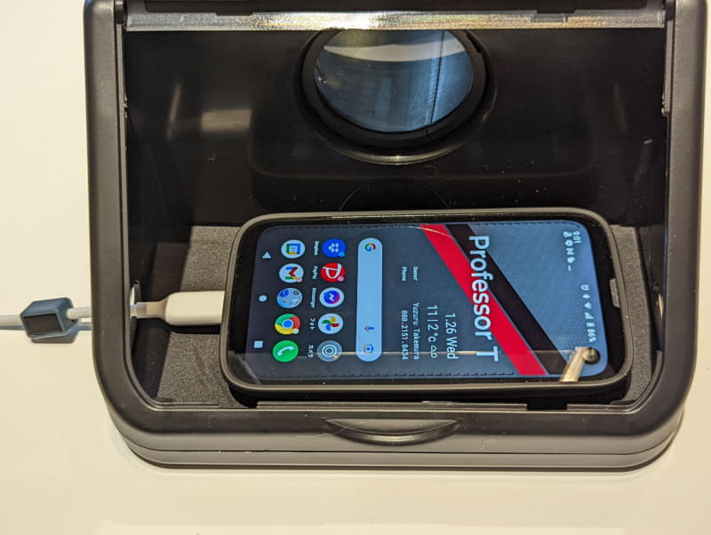 給電が必要なら左右の側面の穴からUSB給電ケーブルを差し込んで使える