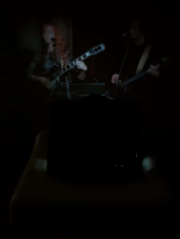 部屋中で電気を消してカーテンを閉めてもやけに投影映像は暗い、暗すぎる