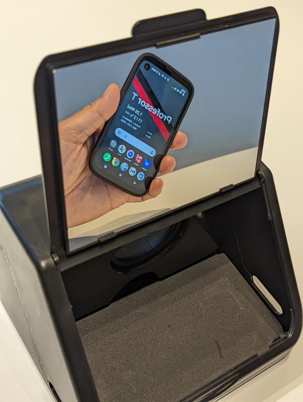 背面の大きな蓋を開けるとそこは全面が鏡だ