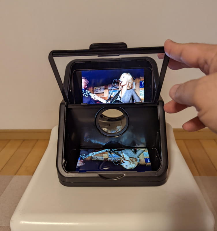 スマホを中に入れて鏡付きの蓋を閉める