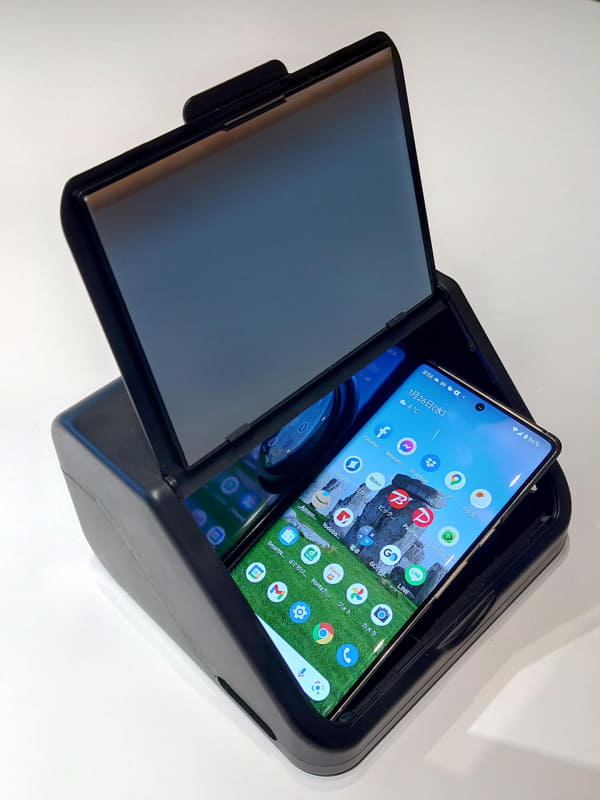 大きなPixel 6 Proと折り畳みMotolora razrの2台はスペック通り全く入らず